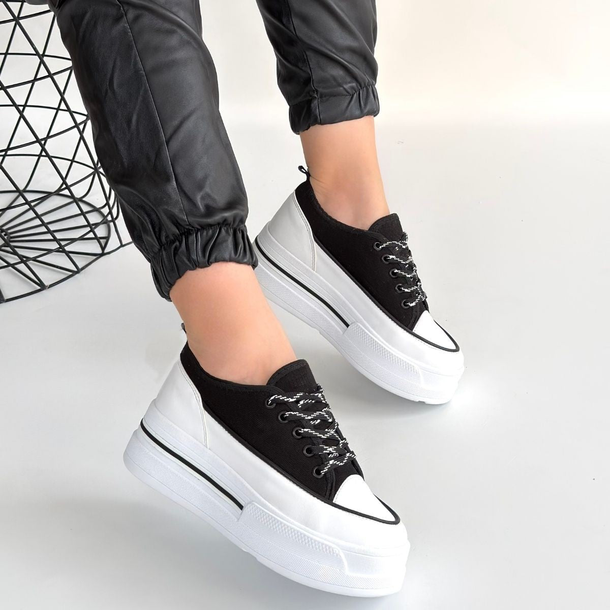 Dalen Kadın Siyah Keten Bağcıklı Spor Ayakkabı