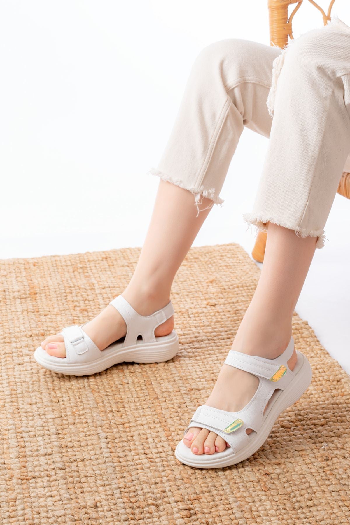 Tukep Beyaz Baret Cırtlı Dikişli Kadın Sandalet
