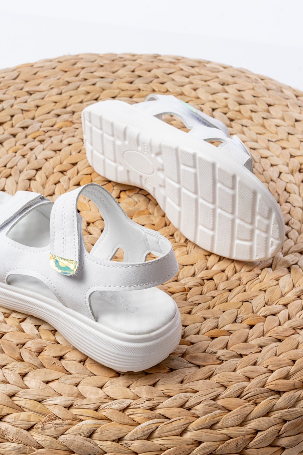 Tukep Beyaz Baret Cırtlı Dikişli Kadın Sandalet