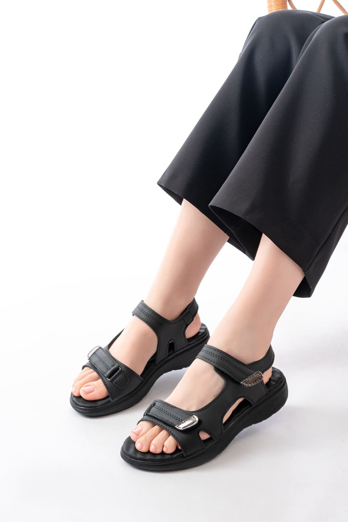 Tukep Siyah Baret Cırtlı Dikişli Kadın Sandalet