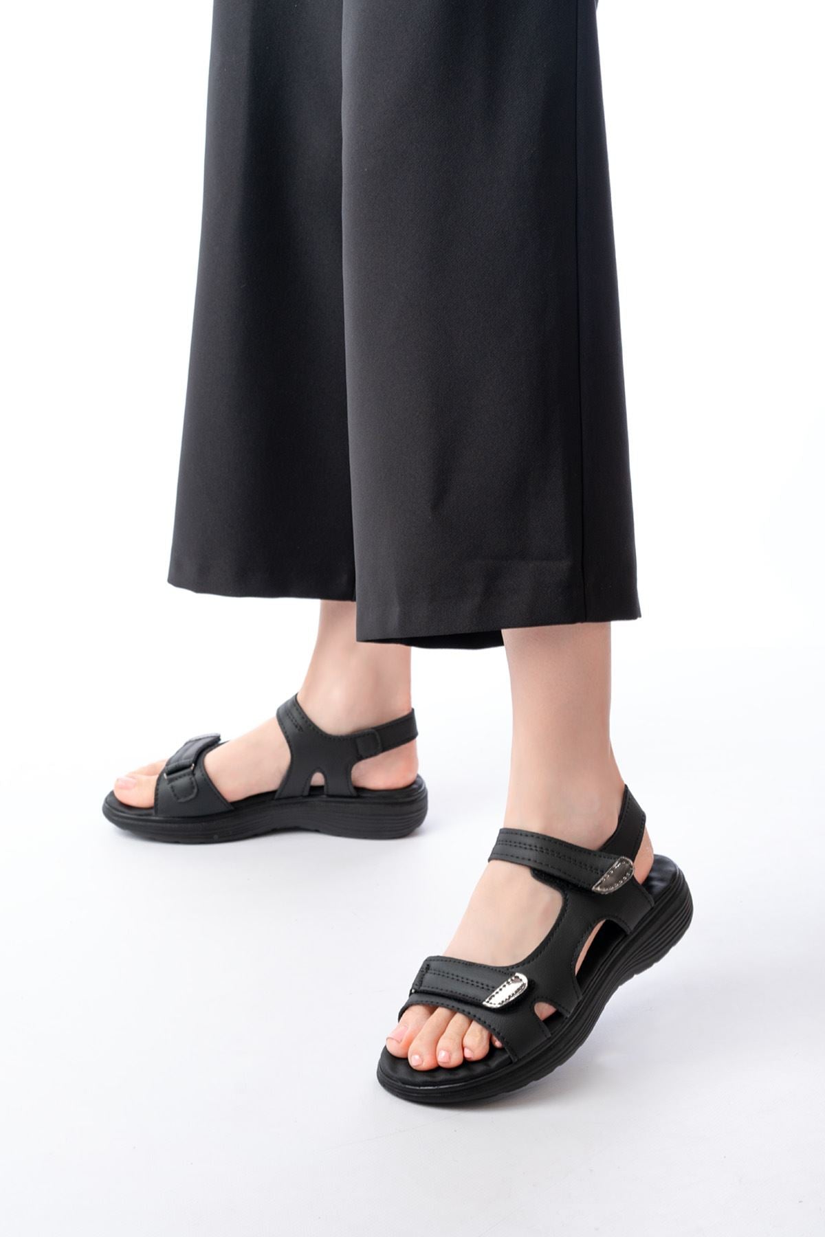 Tukep Siyah Baret Cırtlı Dikişli Kadın Sandalet