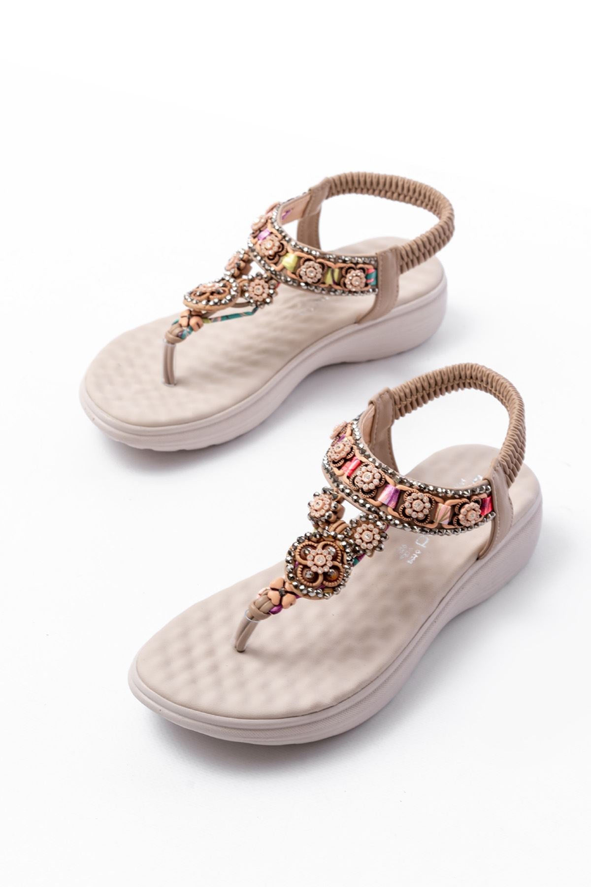 Karemy Bej Taşlı Arka Lastikli Parmak Arası Kadın Sandalet