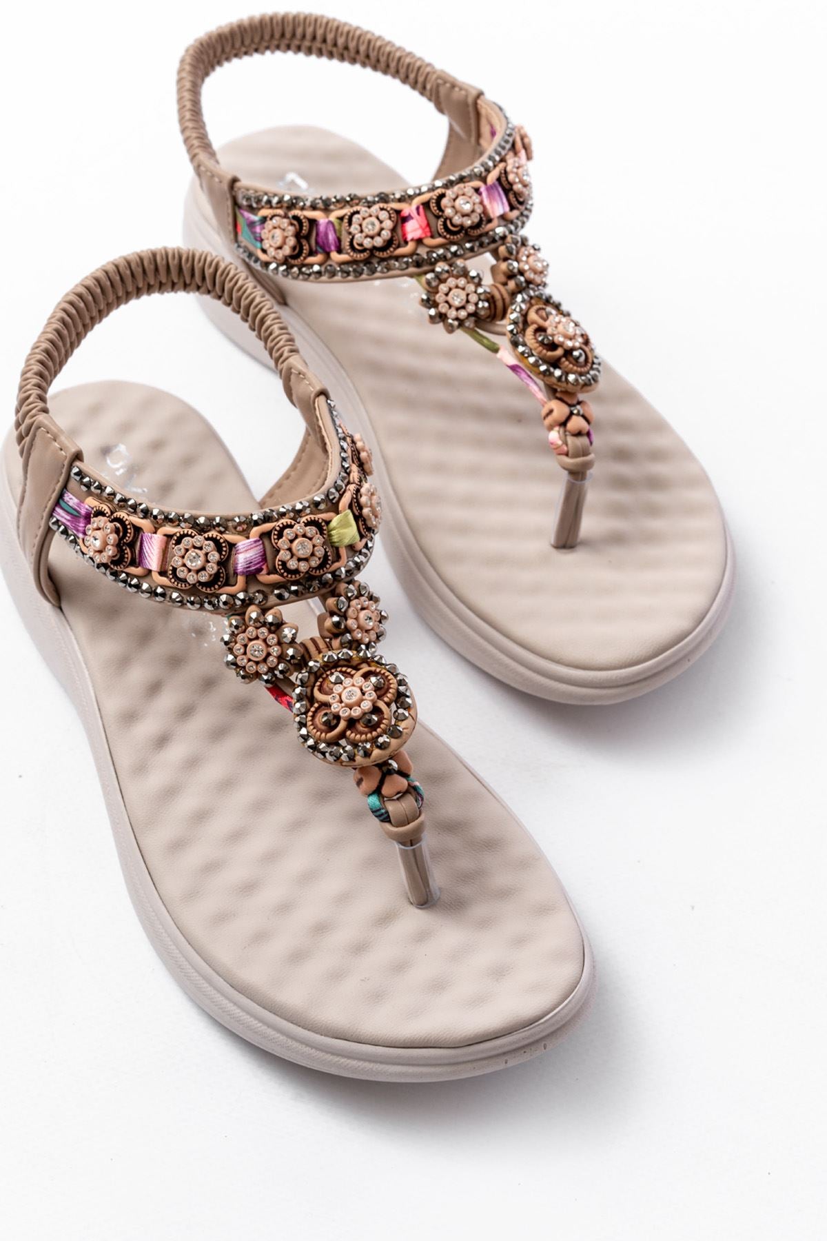 Karemy Bej Taşlı Arka Lastikli Parmak Arası Kadın Sandalet