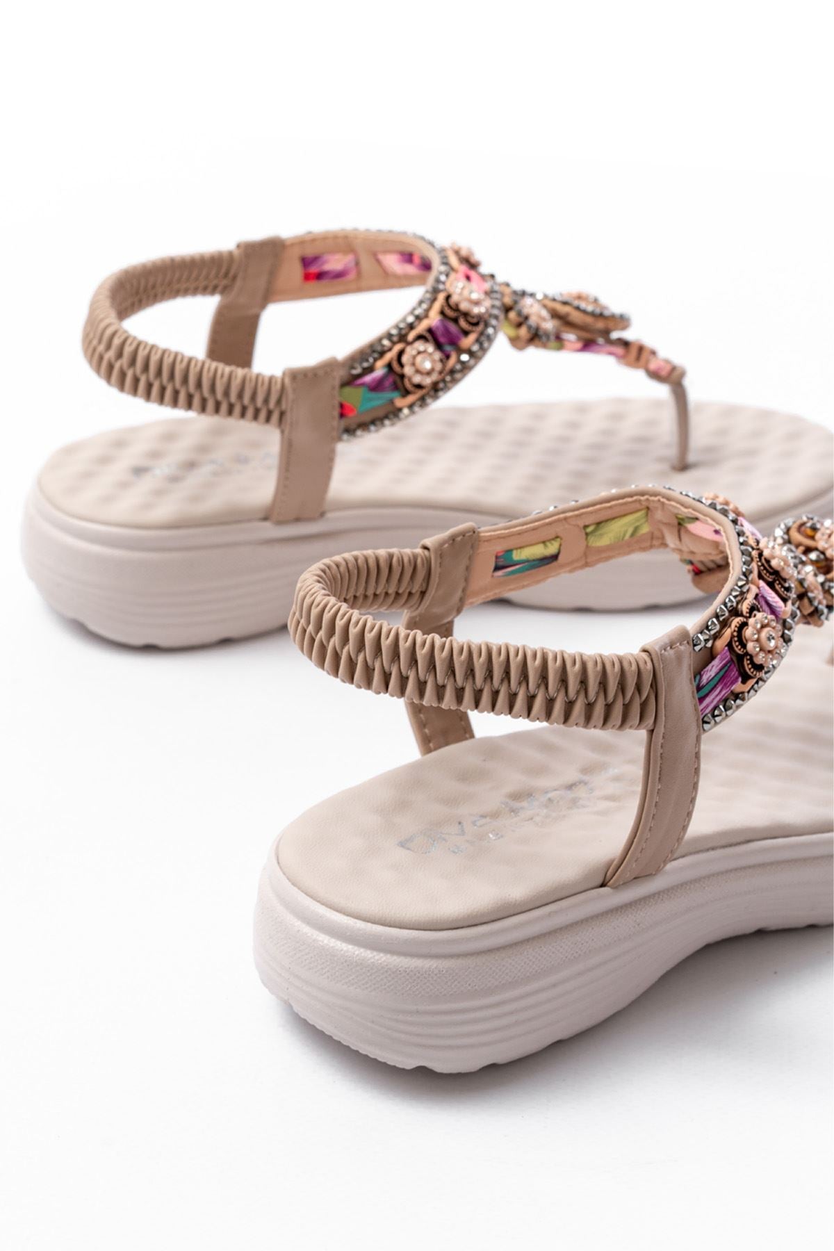Karemy Bej Taşlı Arka Lastikli Parmak Arası Kadın Sandalet