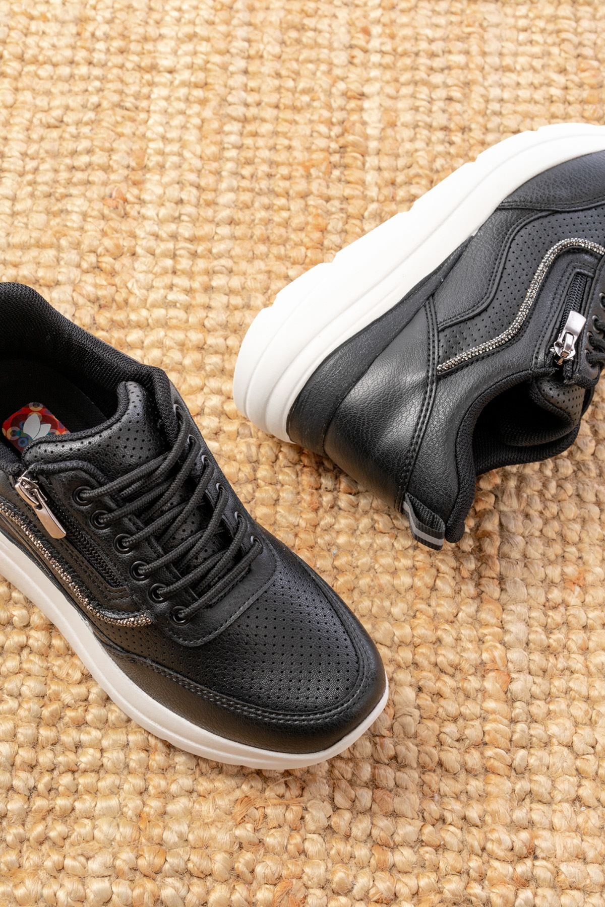 Liren Kadın Siyah Taş Aksesuarlı Spor Ayakkabı