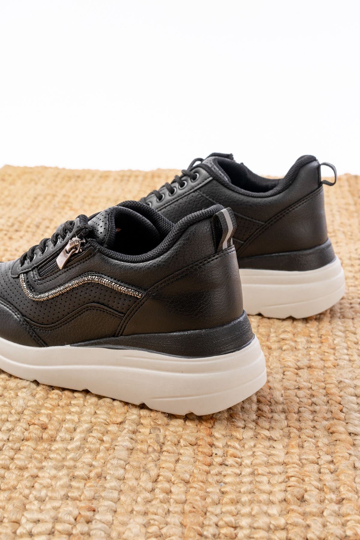 Liren Kadın Siyah Taş Aksesuarlı Spor Ayakkabı