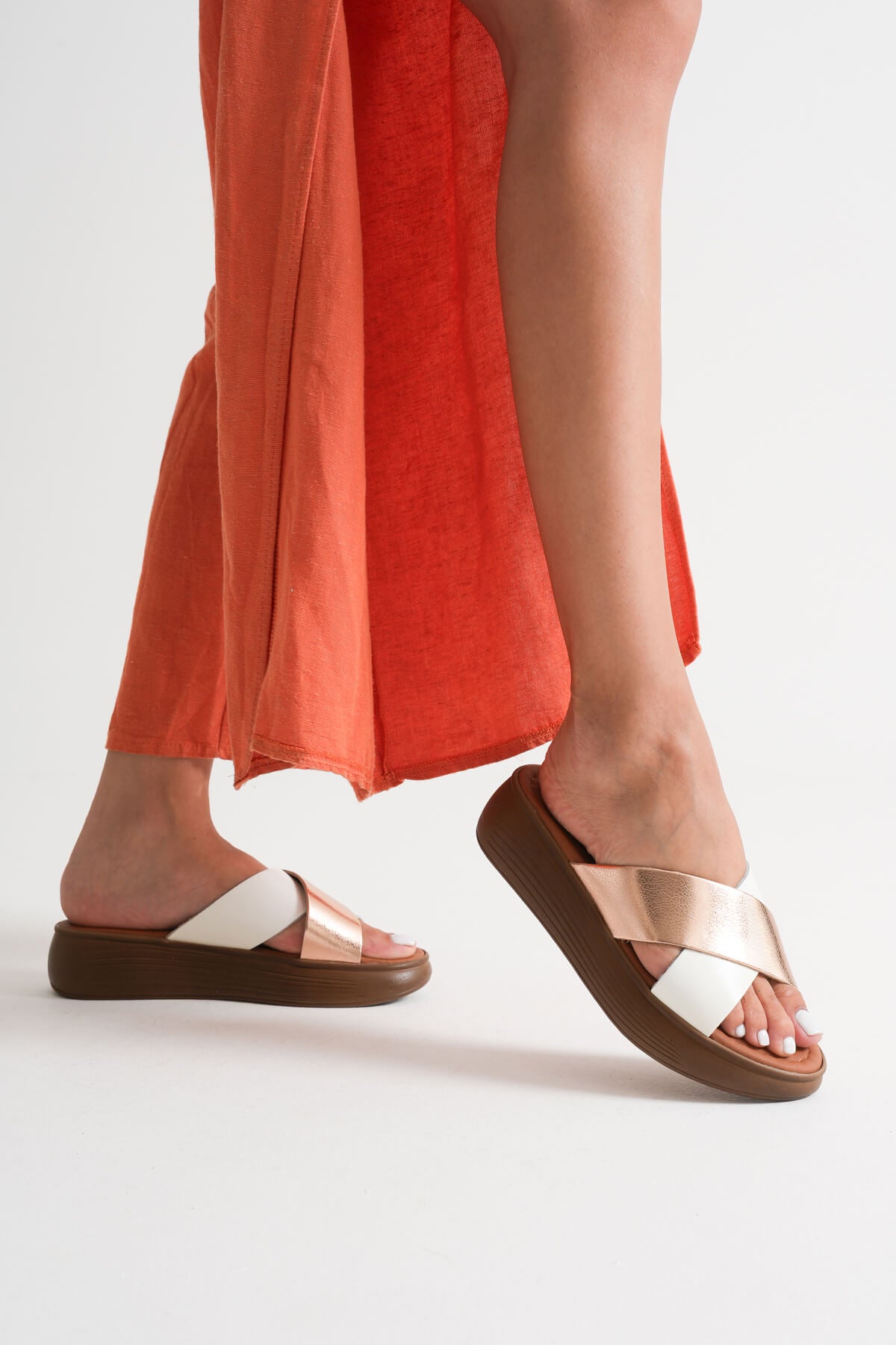 Fayn Kadın Hakiki Deri Beyaz - Altın Terlik