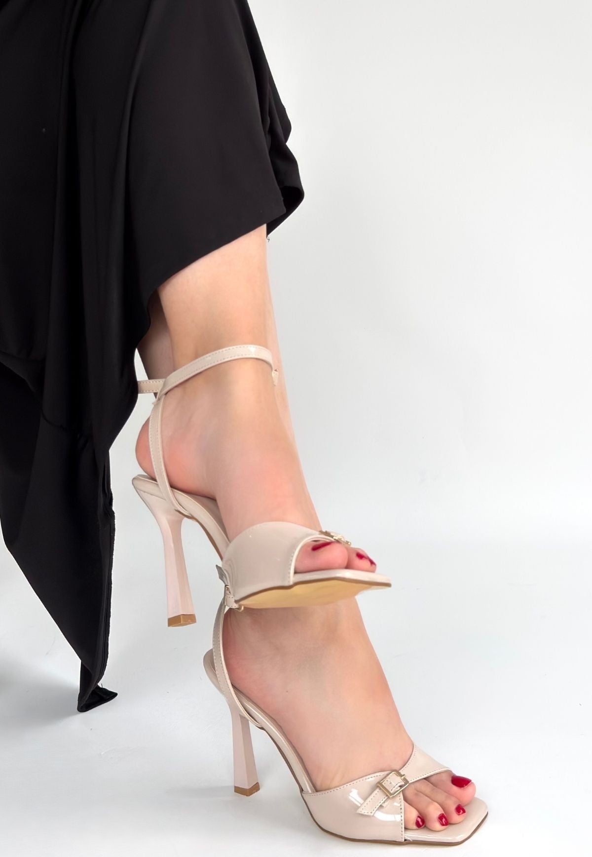 Hoste Kadın Bej Rugan Bilekten Kemerli Topuklu Ayakkabı