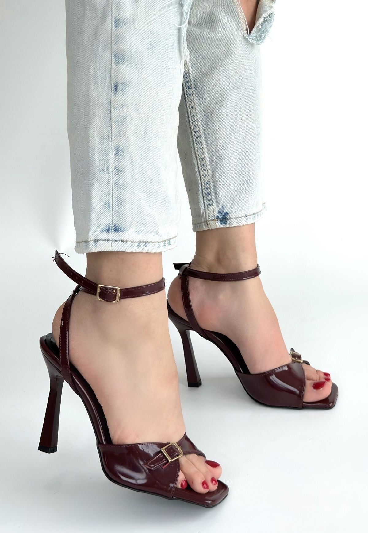 Hoste Kadın Bordo Rugan Bilekten Kemerli Topuklu Ayakkabı