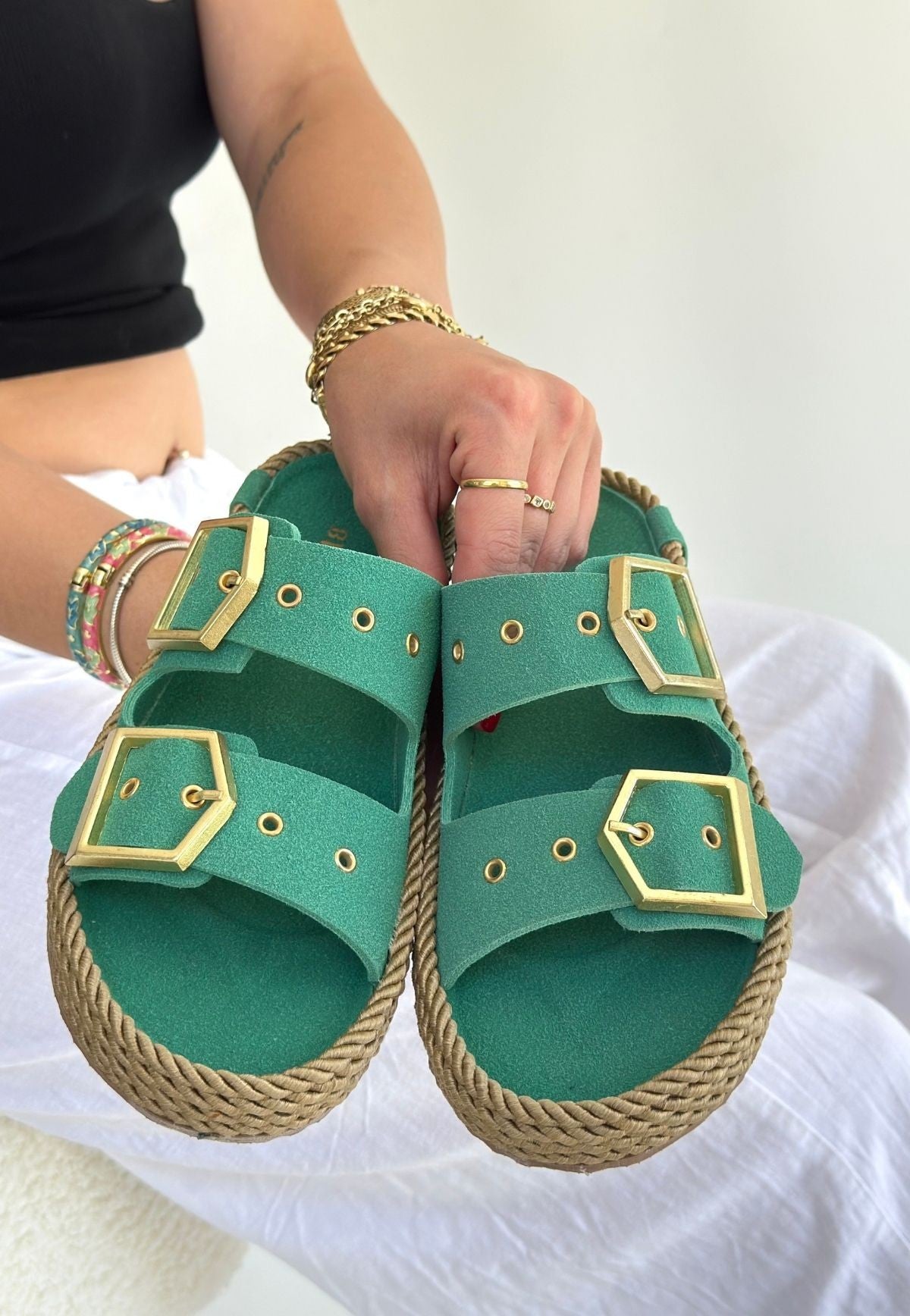 İces Kadın Kırmızı Nubuk Tokalı Terlik