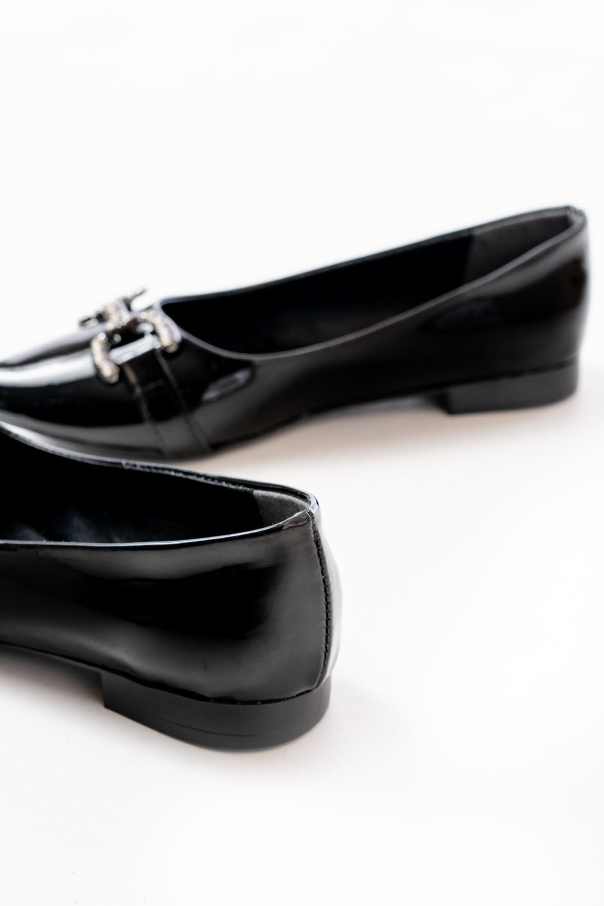 Etanhe Siyah Rugan Taşlı Tokalı Kadın Babet Ayakkabı