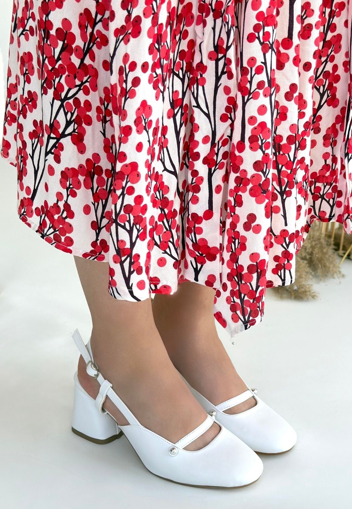 Jecci Kadın Beyaz Kapalı Burun Topuklu Ayakkabı