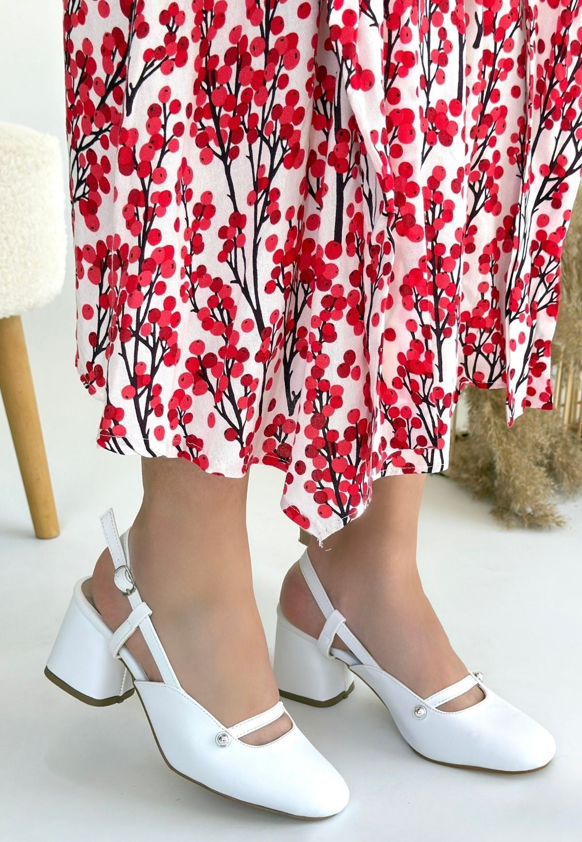 Jecci Kadın Beyaz Kapalı Burun Topuklu Ayakkabı