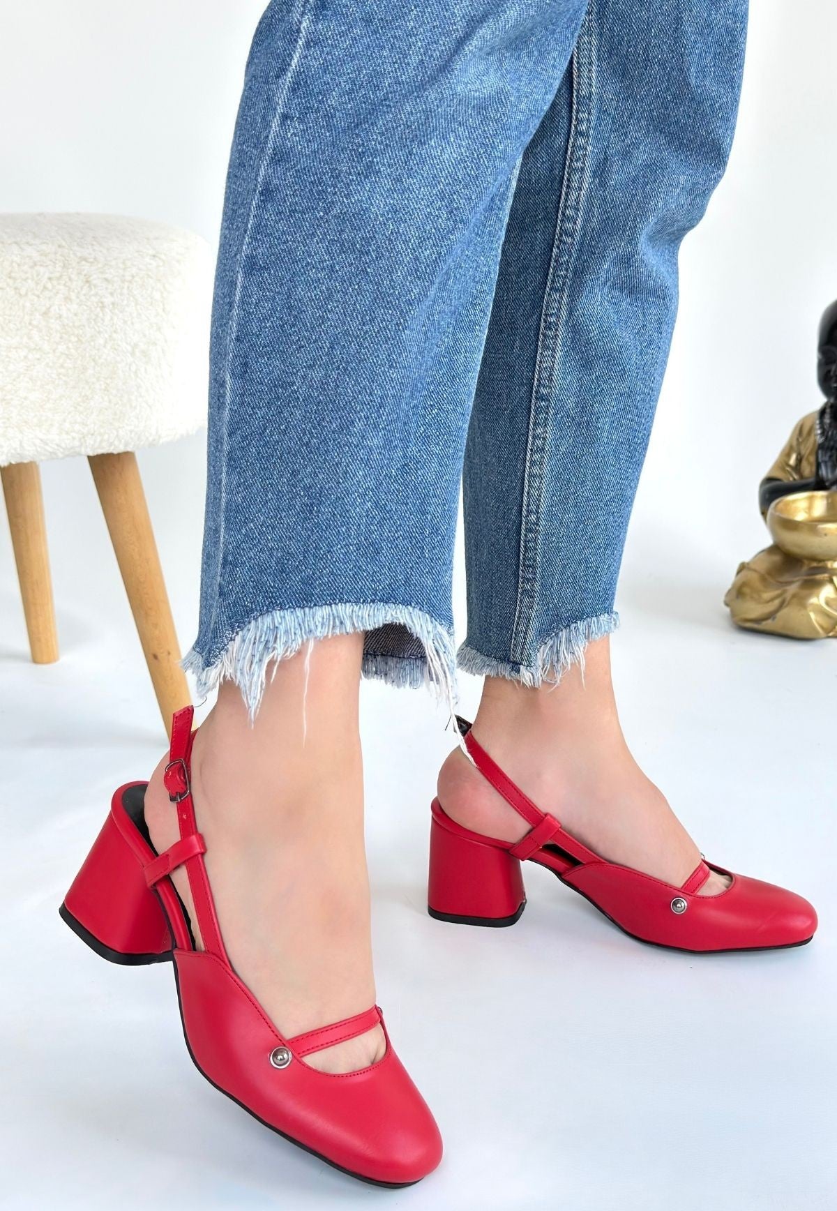 Jecci Kadın Kırmızı Kapalı Burun Topuklu Ayakkabı