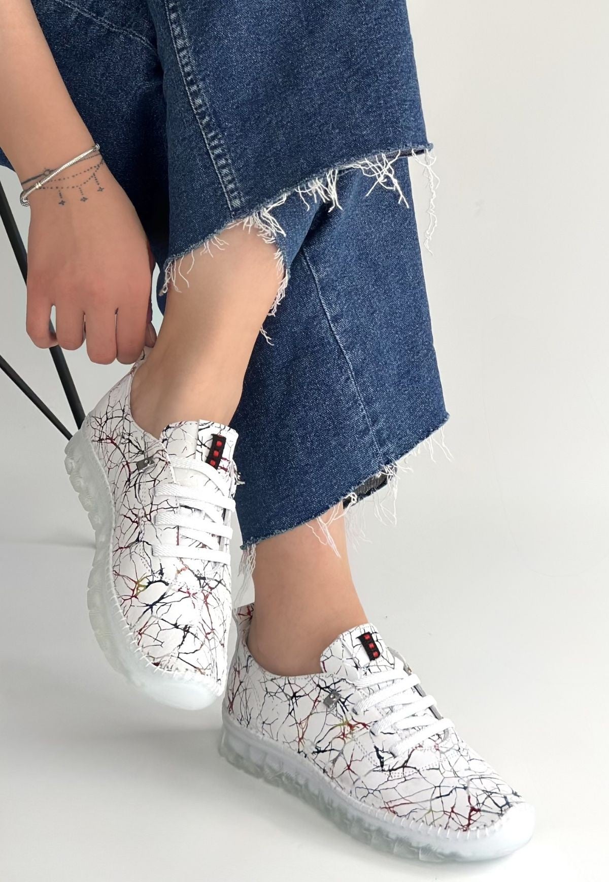 Jiten Kadın Beyaz Desenli Hakiki Deri Bağcıklı Spor Ayakkabı