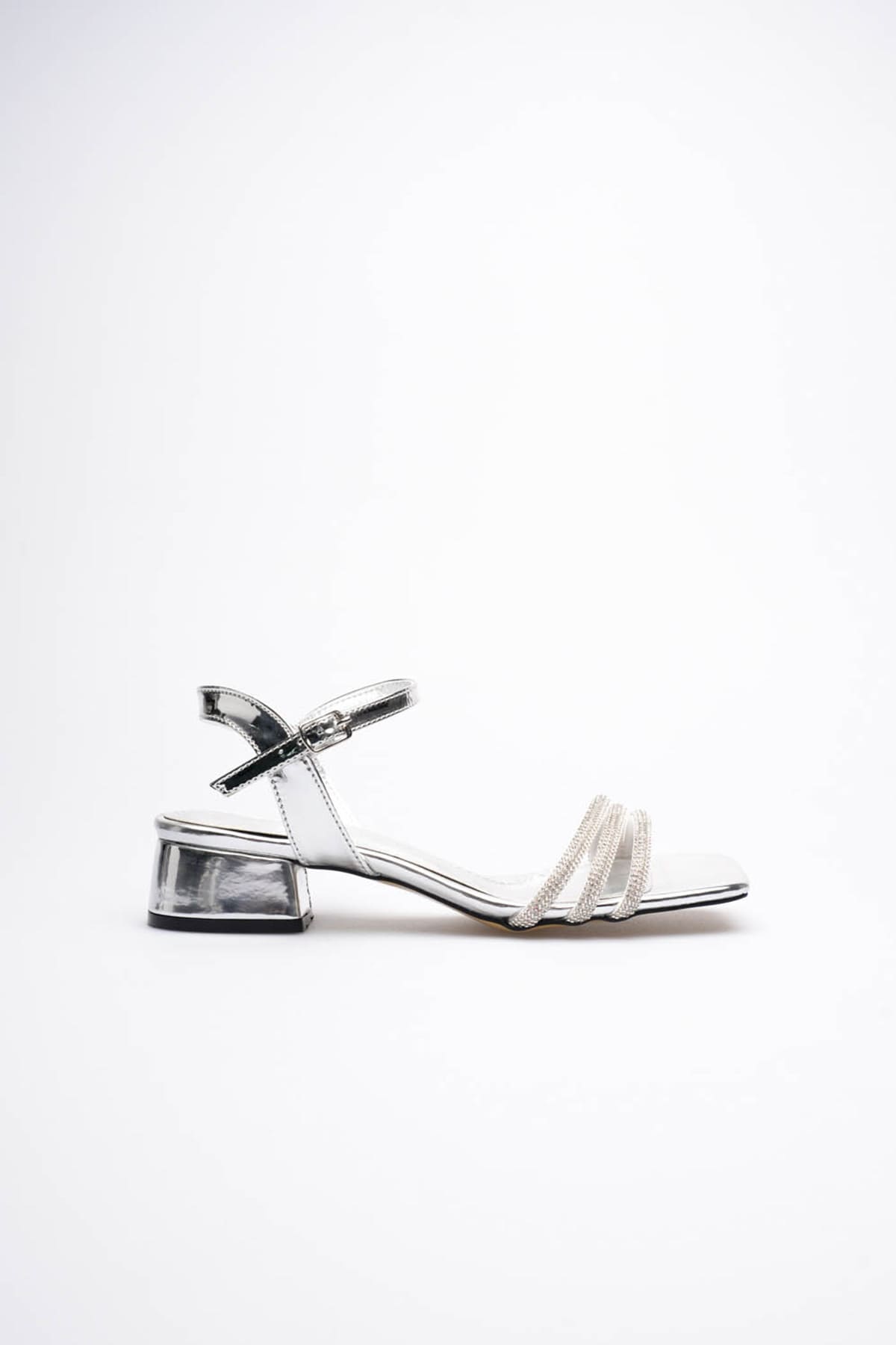 Belisse Kadın Gümüş Taş Detaylı Kalın Topuklu Şık Sandalet
