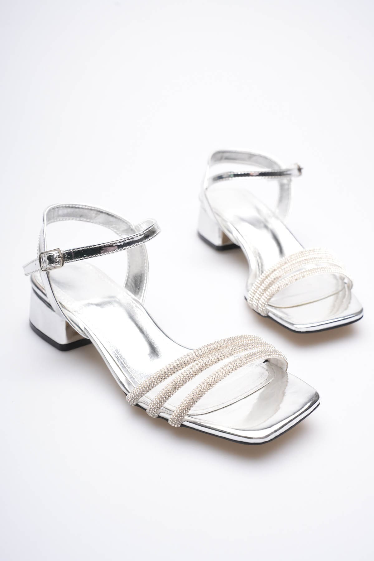 Belisse Kadın Gümüş Taş Detaylı Kalın Topuklu Şık Sandalet