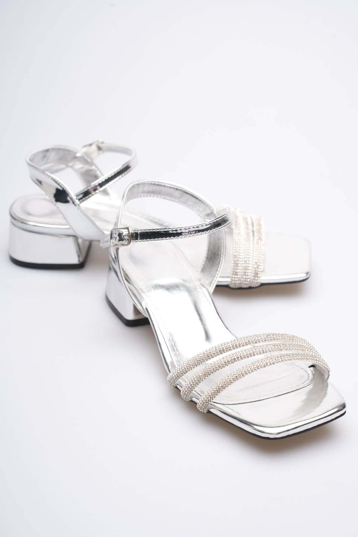 Belisse Kadın Gümüş Taş Detaylı Kalın Topuklu Şık Sandalet