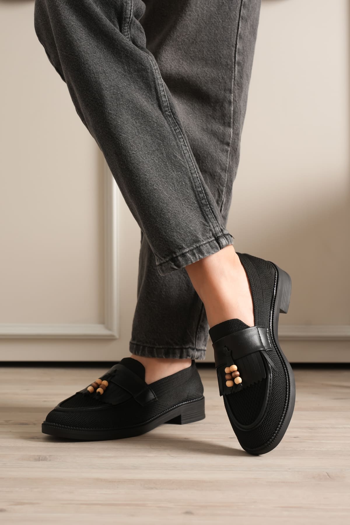 Monvia Kadın Siyah Boncuk Püsküllü Loafer Ayakkabı