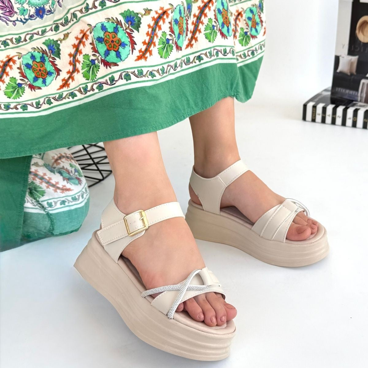 Luno Kadın Bej Çapraz Taş Detaylı Platform Sandalet