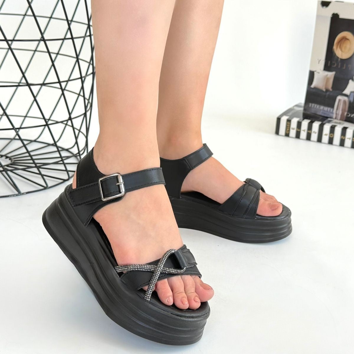 Luno Kadın Siyah Çapraz Taş Detaylı Platform Sandalet