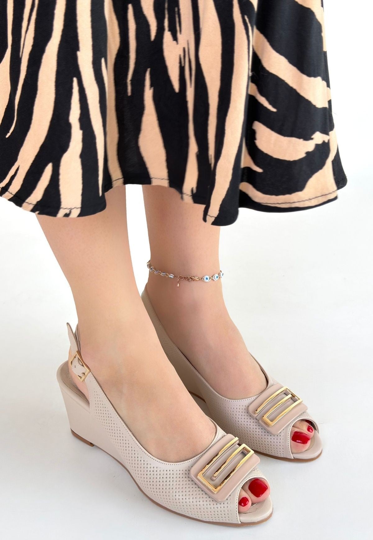 Mamba Kadın Bej Toka Detaylı Dolgu Topuk Sandalet