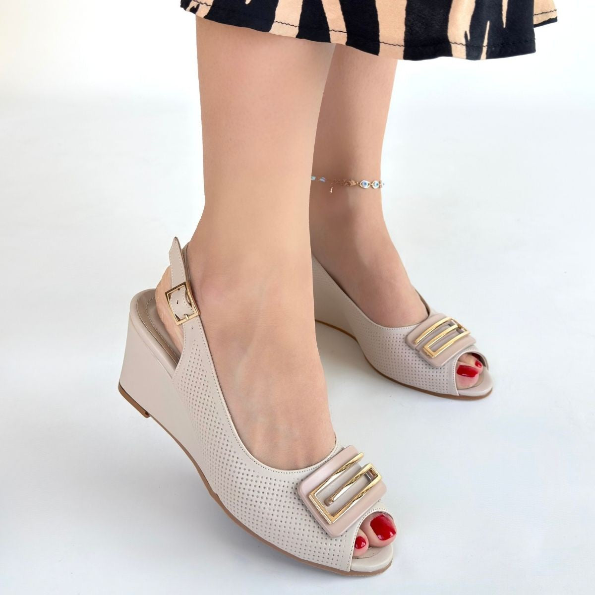 Mamba Kadın Bej Toka Detaylı Dolgu Topuk Sandalet