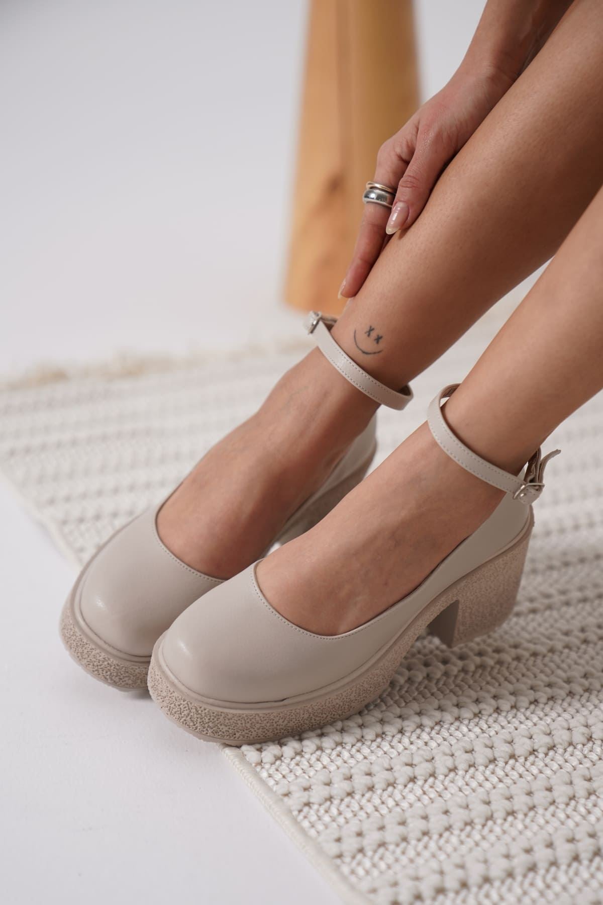 Marla Kadın Bej Bilekten Bantlı Günlük Kalın Topuklu Ayakkabı