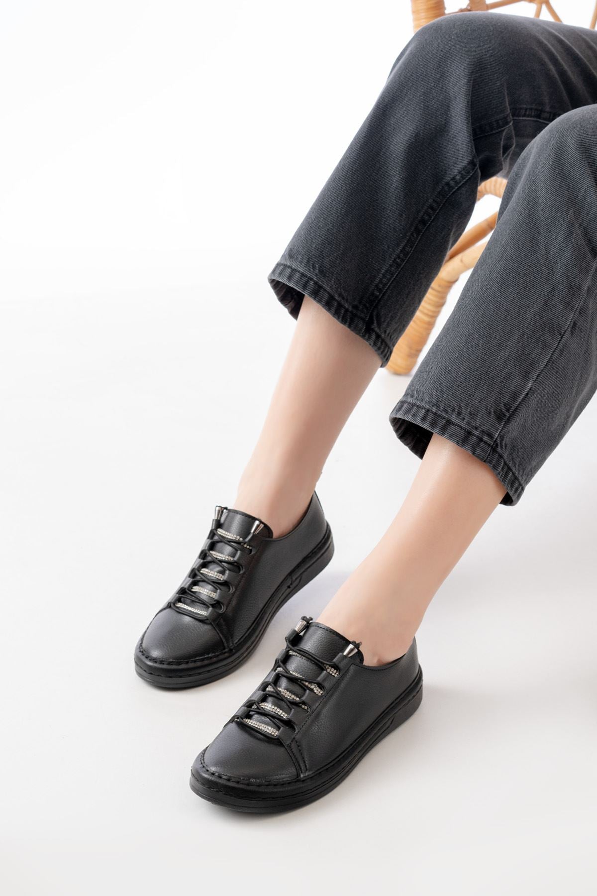 Sengpar Siyah Bağcıklı Taş Aksesuarlı Kadın Spor Ayakkabı