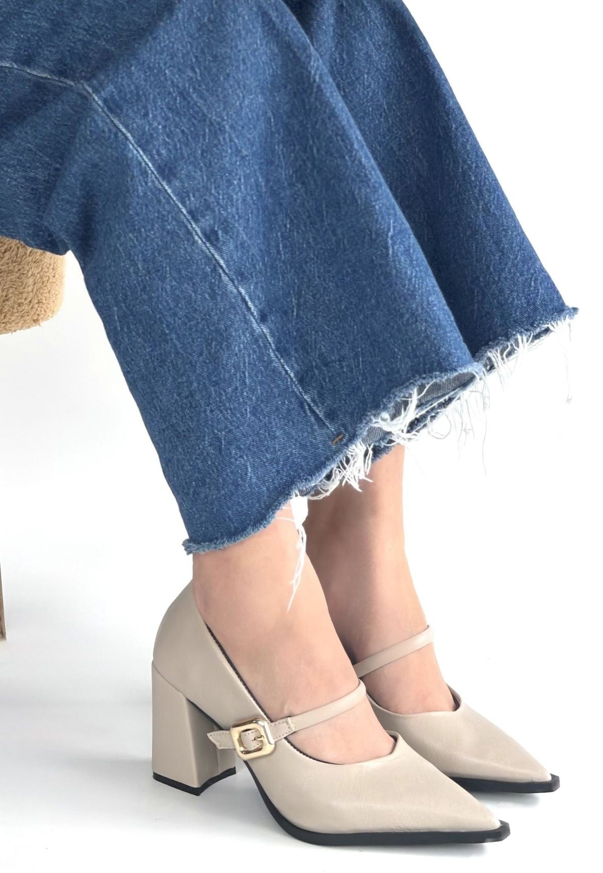 Nıvra Kadın Bej Kemerli Topuklu Ayakkabı