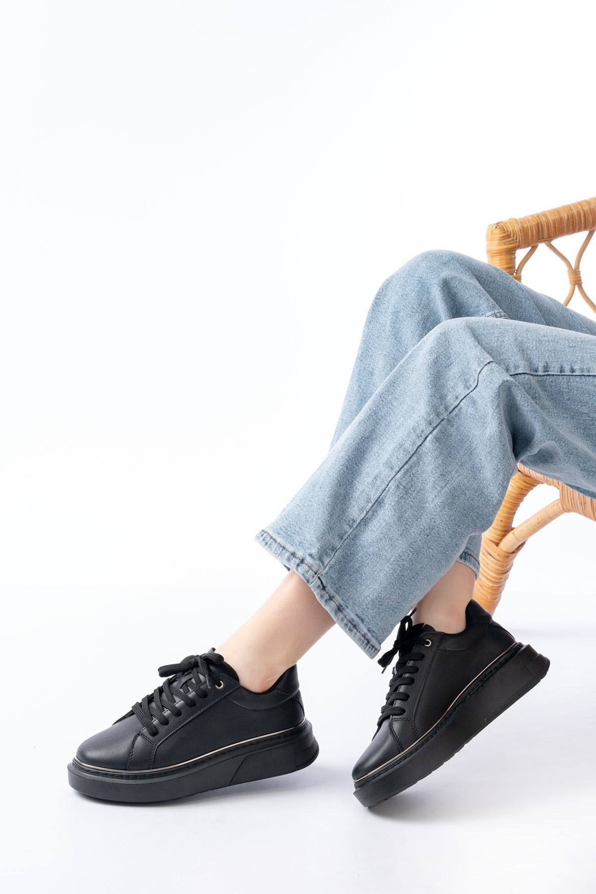 Sandery Kadın Siyah Platin Bağcıklı Dikişli Spor Ayakkabı