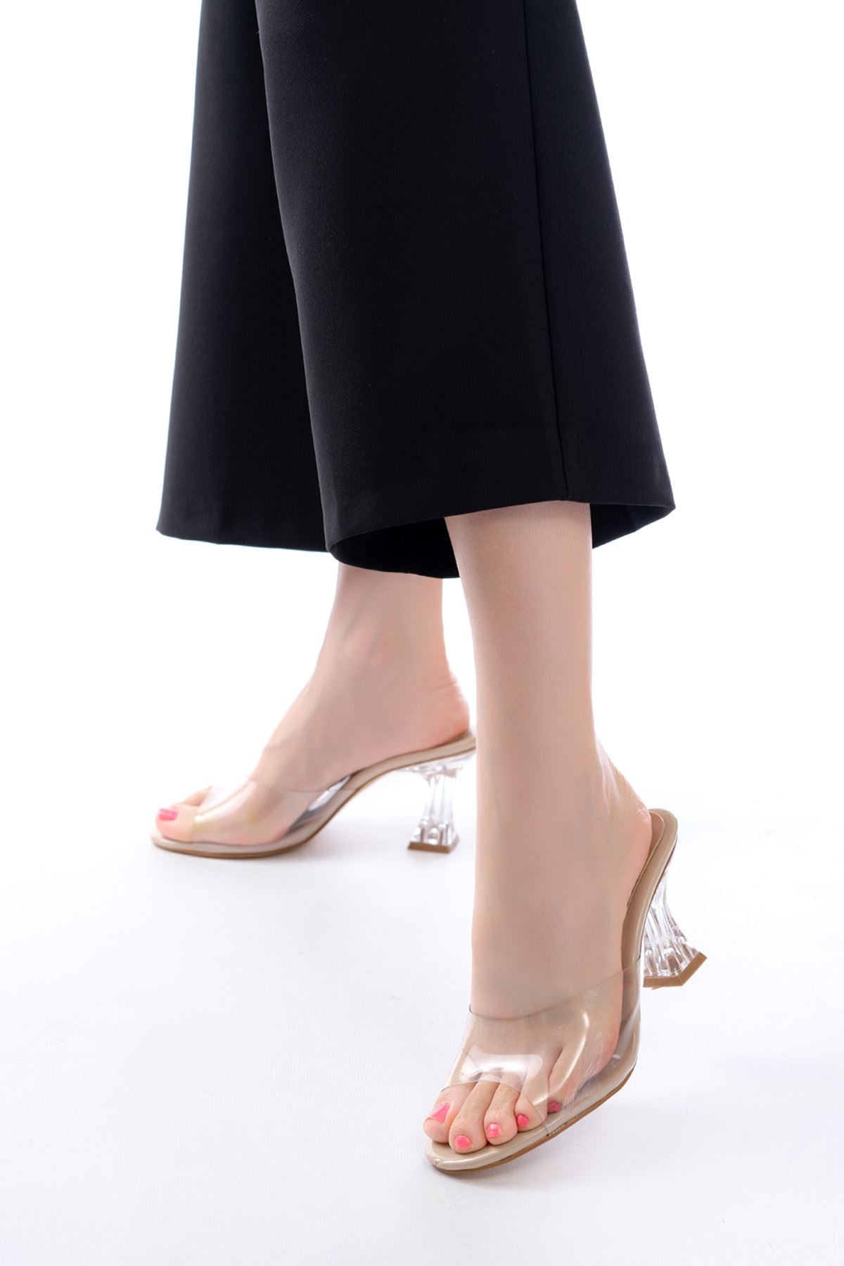 Prument Bej Rugan Şeffaf Bantlı Şeffaf Topuklu Yuvarlak Burunlu Kadın Terlik