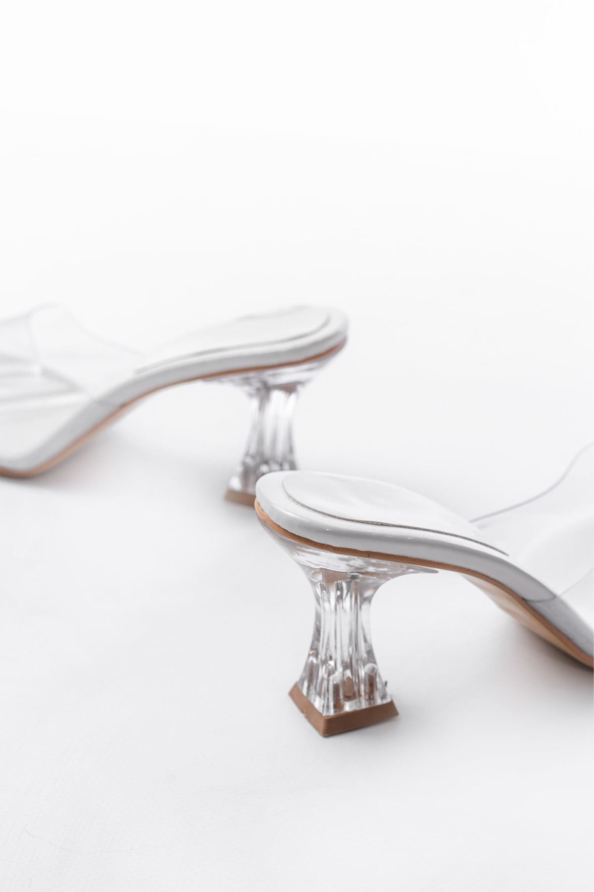 Prument Beyaz Rugan Şeffaf Bantlı Şeffaf Topuklu Yuvarlak Burunlu Kadın Terlik