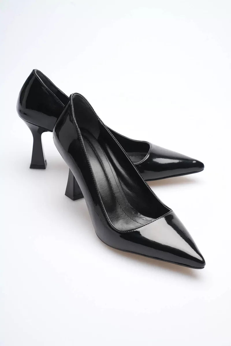 Lessa Siyah Rugan Sivri Burun Orta Topuklu Kadın Stiletto TR20MS02E