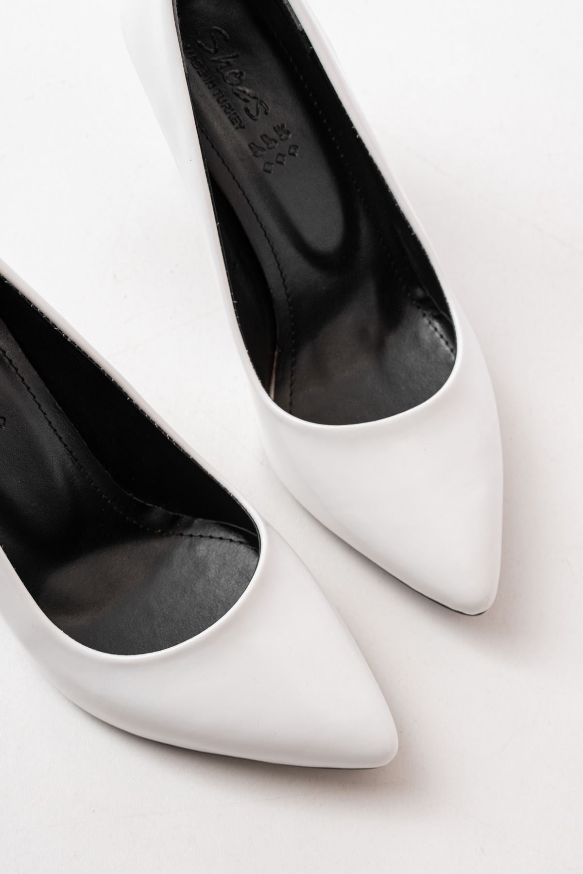 Alashun Beyaz Rugan Kadın Topuklu Stiletto Ayakkabı