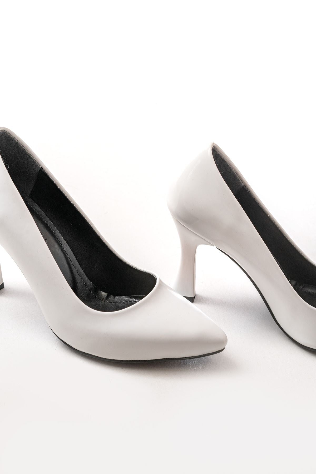 Alashun Beyaz Rugan Kadın Topuklu Stiletto Ayakkabı