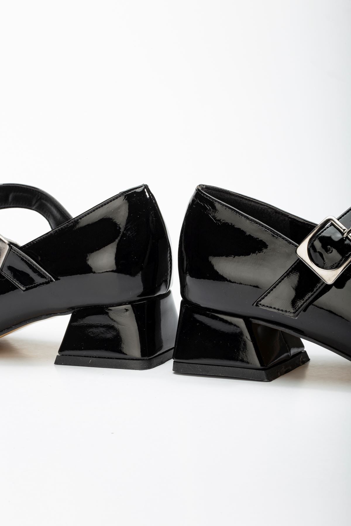 Mnaramis Siyah Rugan Kadın Kısa Topuklu Ayakkabı