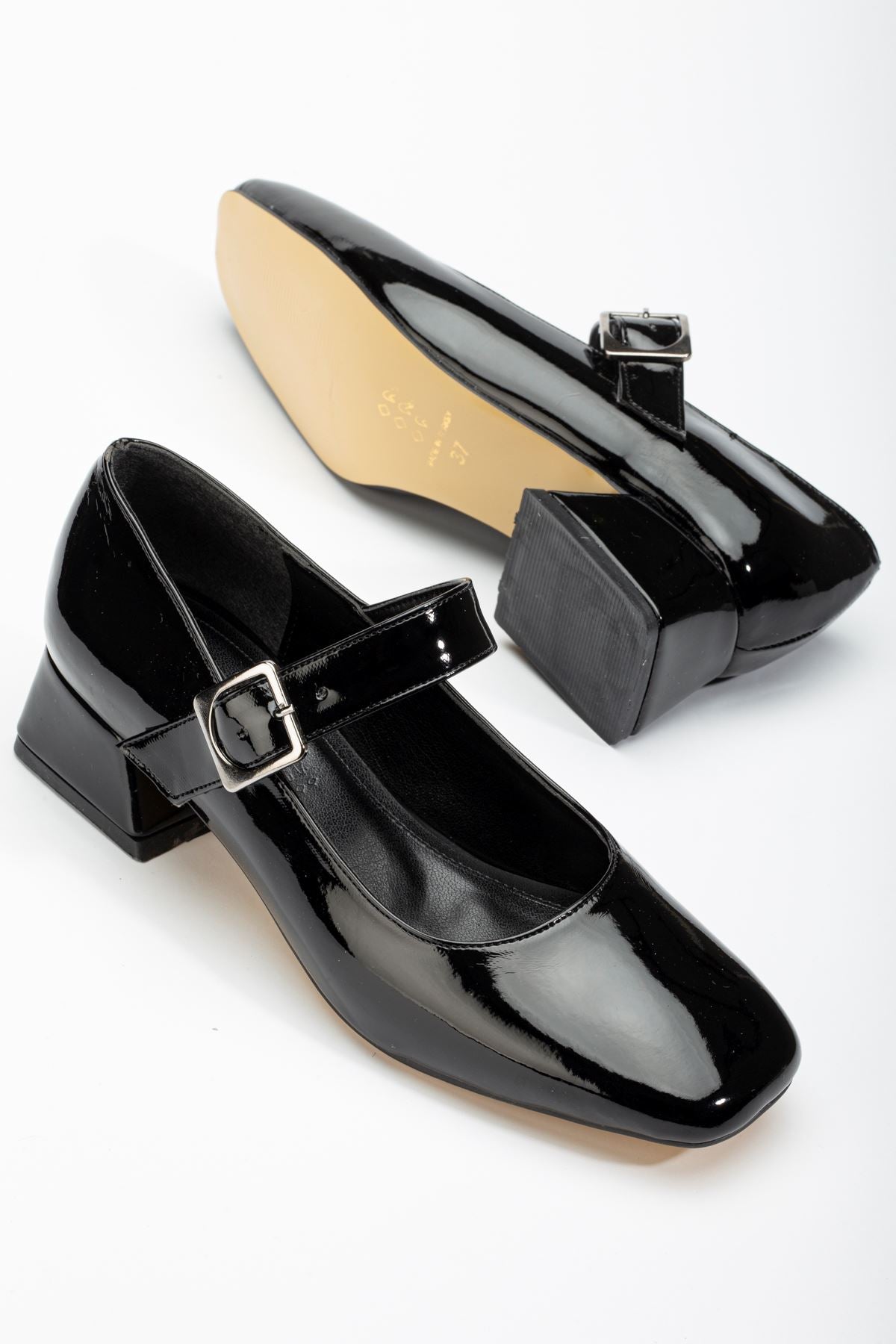 Mnaramis Siyah Rugan Kadın Kısa Topuklu Ayakkabı