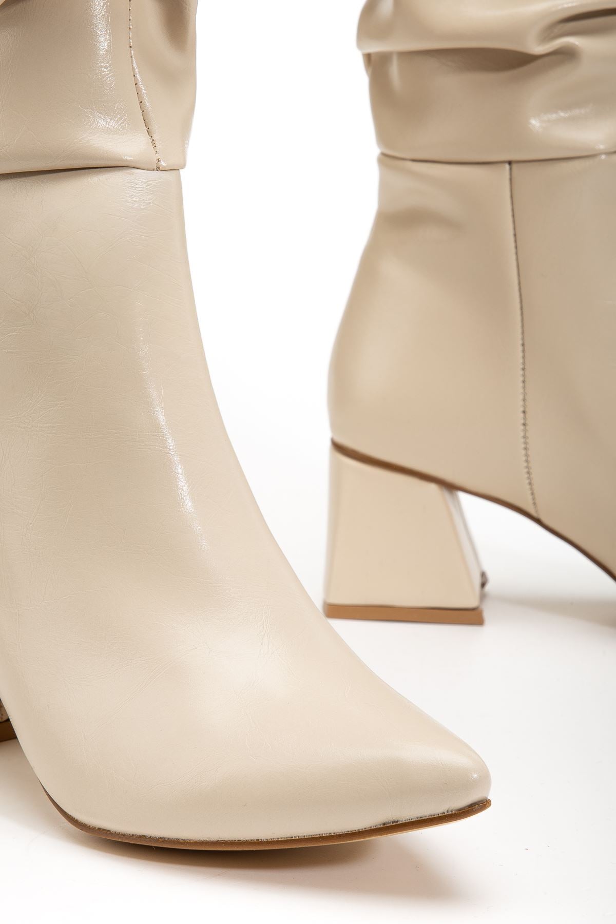 Ayzena Bej Kırışık Rugan Körüklü Kalın Topuklu Kadın Çizme