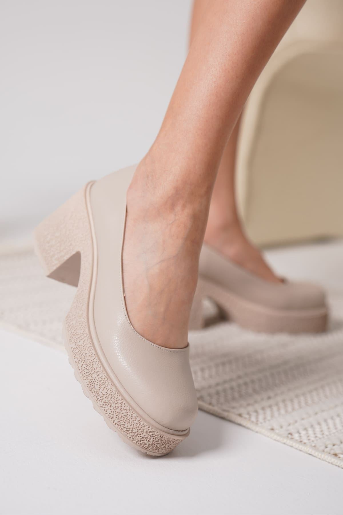 Talya Kadın Bej Kısa Kalın Topuklu Ayakkabı