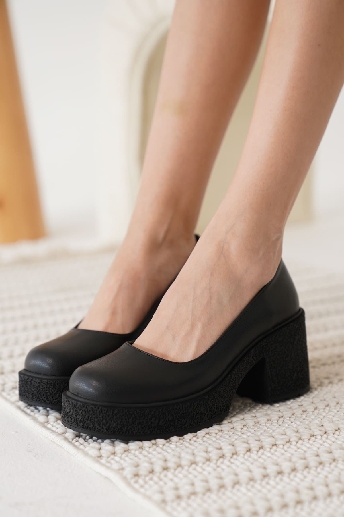 Talya Kadın Mat Siyah Kısa Kalın Topuklu Ayakkabı