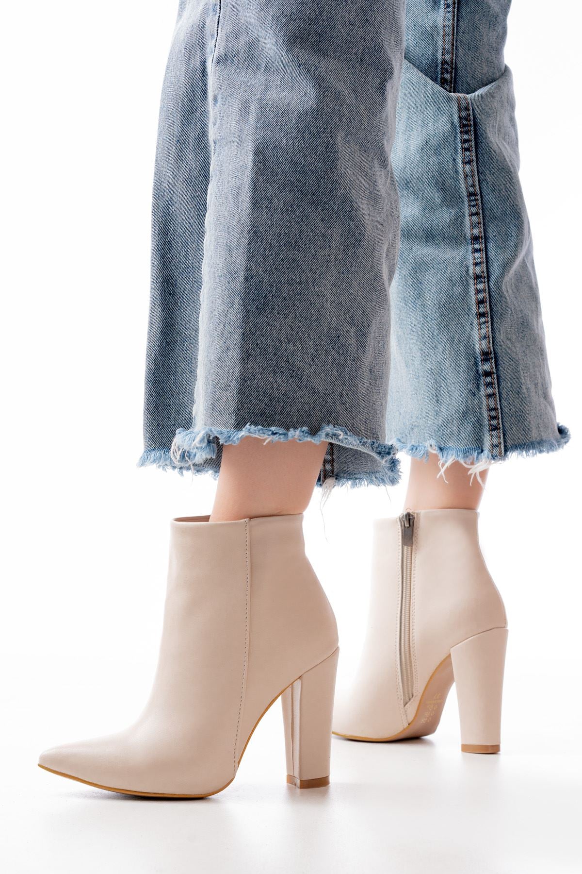 Defmen Bej Yüksek Kalın Topuklu Fermuarlı Kadın Bot