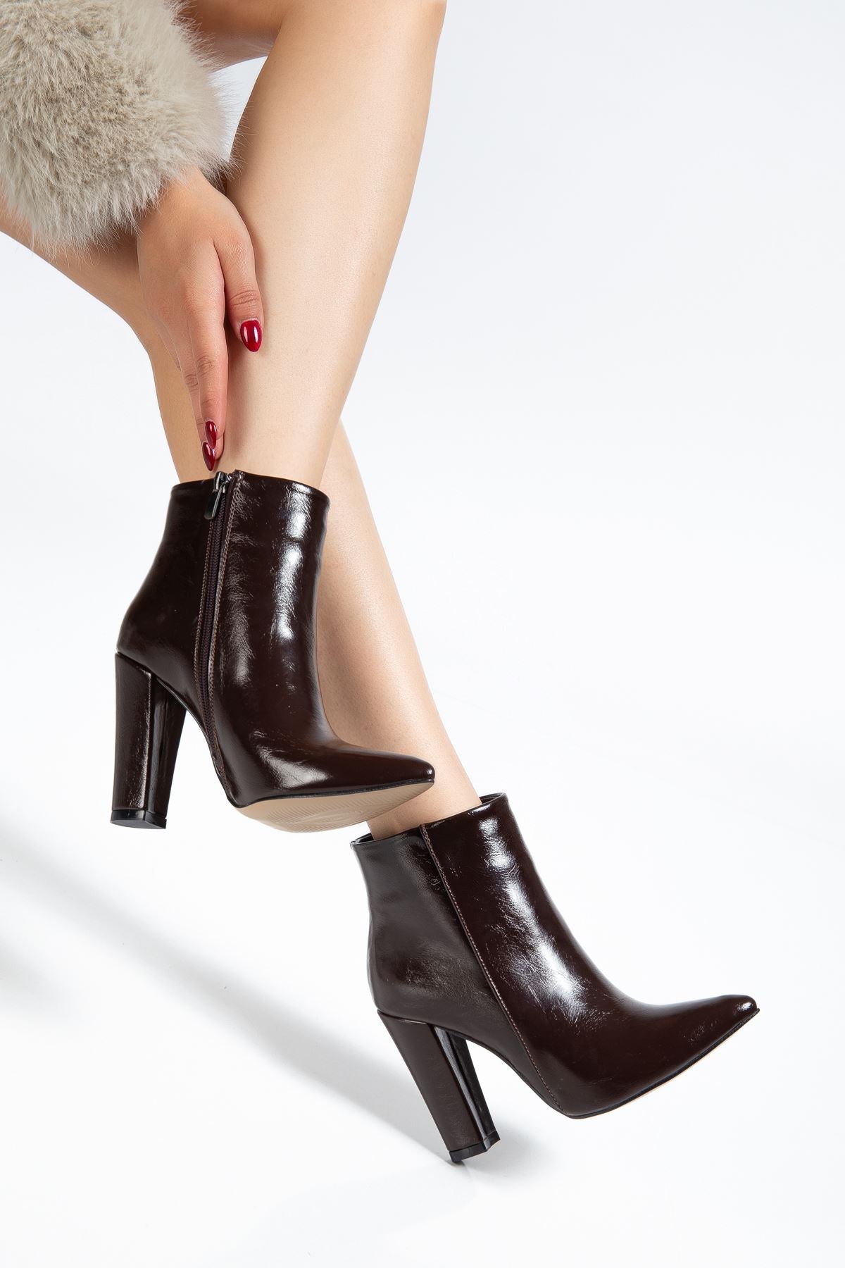 Defmen Kahve Kırışık Rugan Yüksek Kalın Topuklu Fermuarlı Kadın Bot