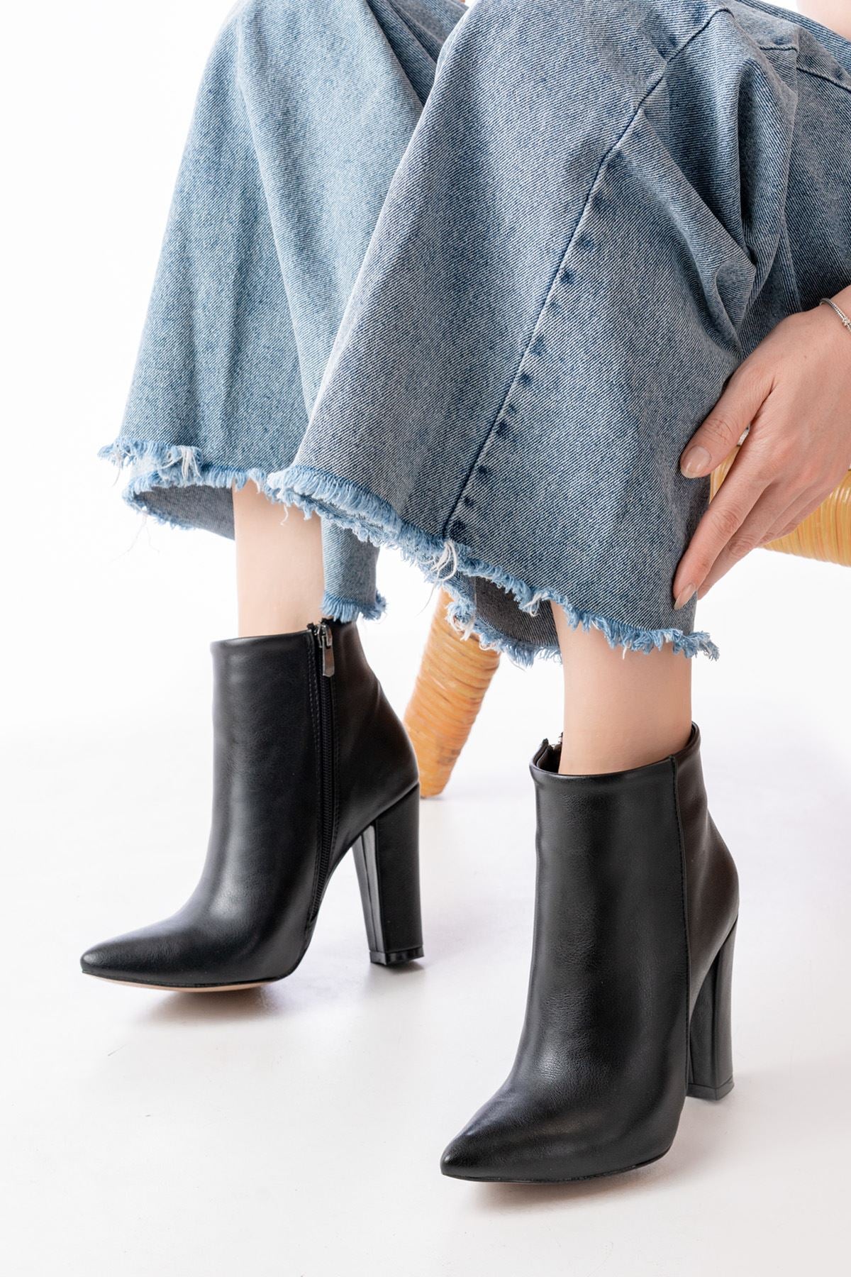 Defmen Siyah Yüksek Kalın Topuklu Fermuarlı Kadın Bot