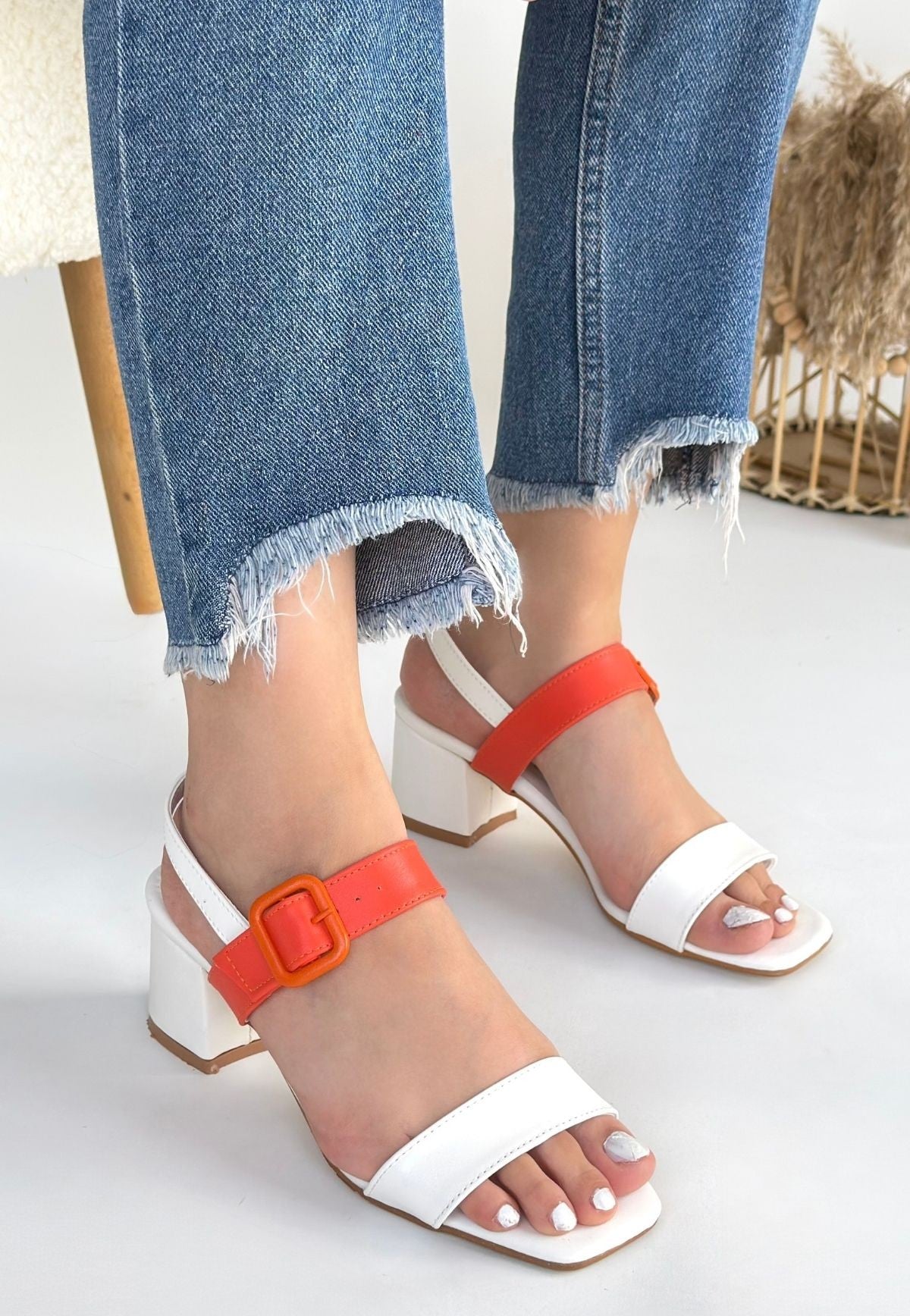Year Kadın Beyaz Turuncu Kemerli Topuklu Sandalet