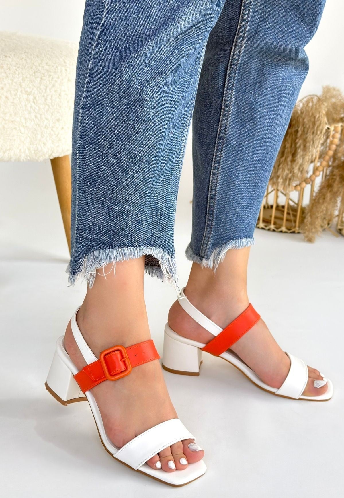 Year Kadın Beyaz Turuncu Kemerli Topuklu Sandalet