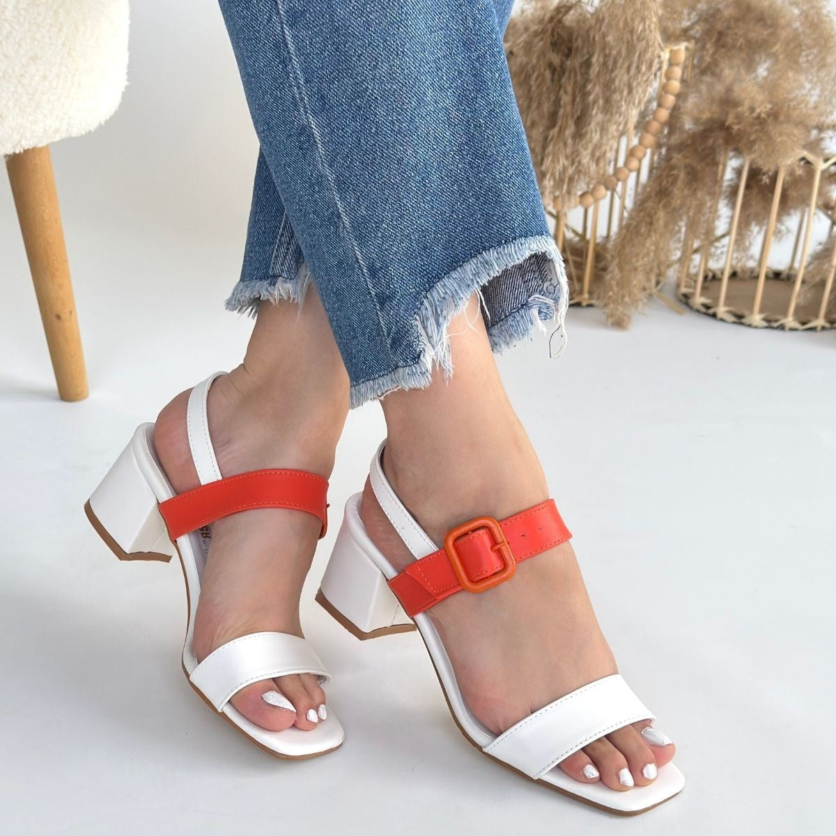 Year Kadın Beyaz Turuncu Kemerli Topuklu Sandalet