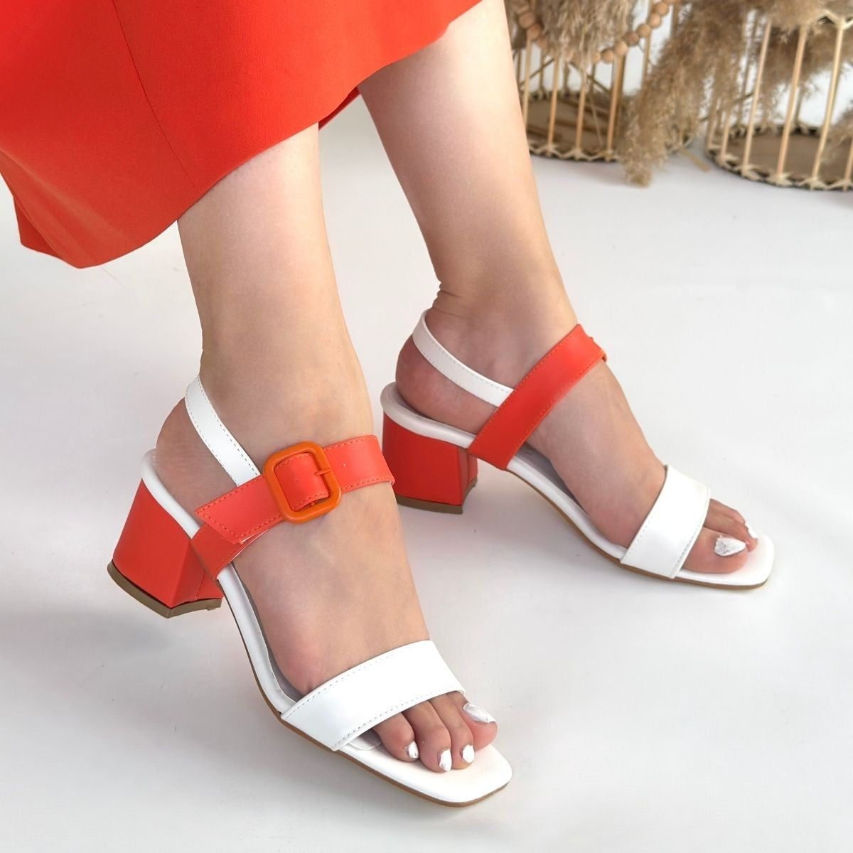 Year Kadın Beyaz Turuncu Detaylı Topuklu Sandalet