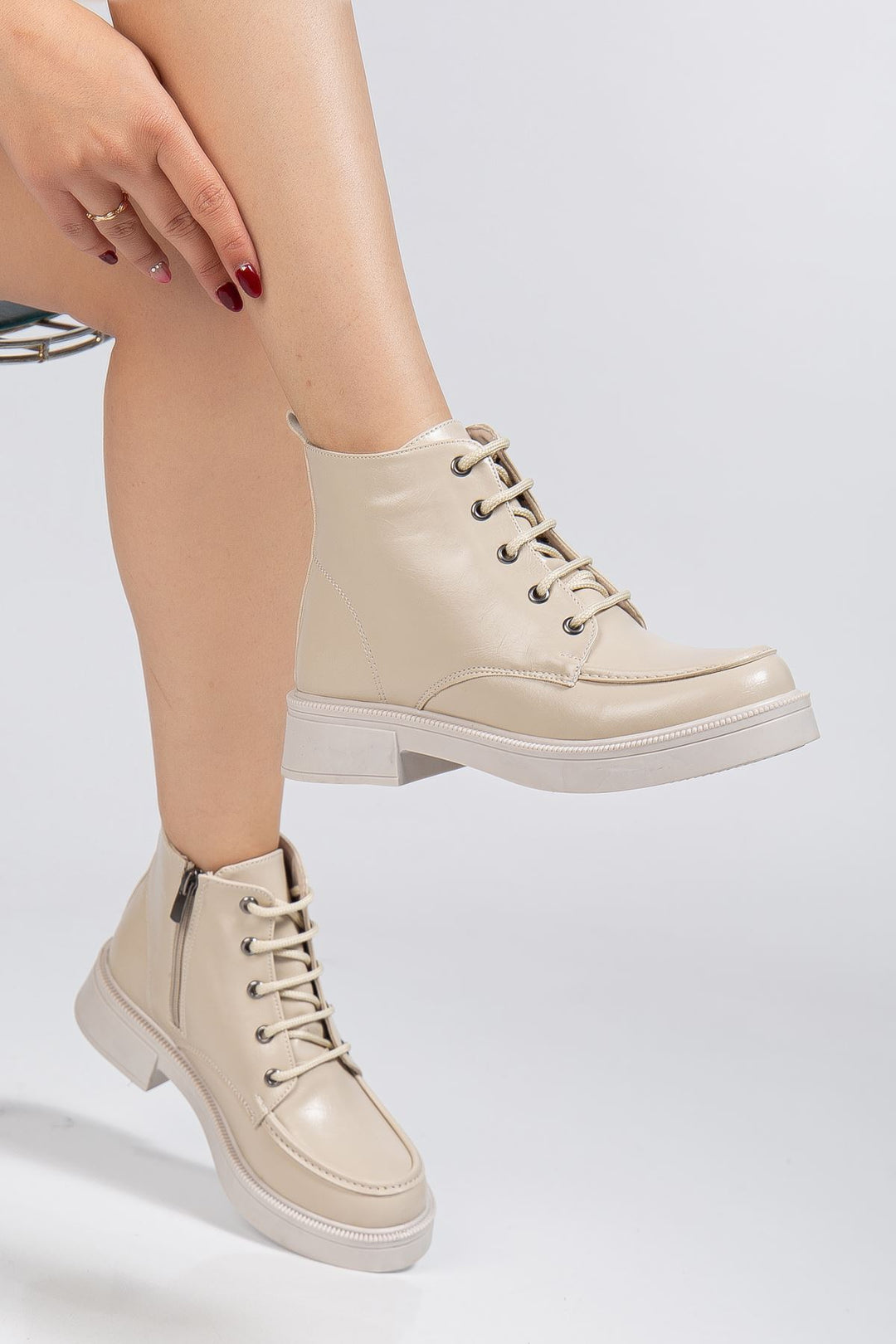 Tayone Bej Kırışık Rugan Bağcıklı Fermuarlı Kadın Bot