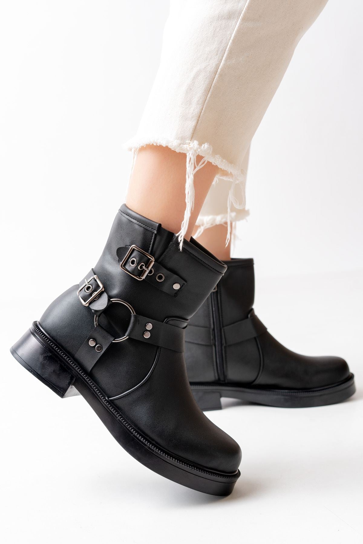 Alisa Siyah Toka Aksesuarlı Fermuarlı Kadın Bot